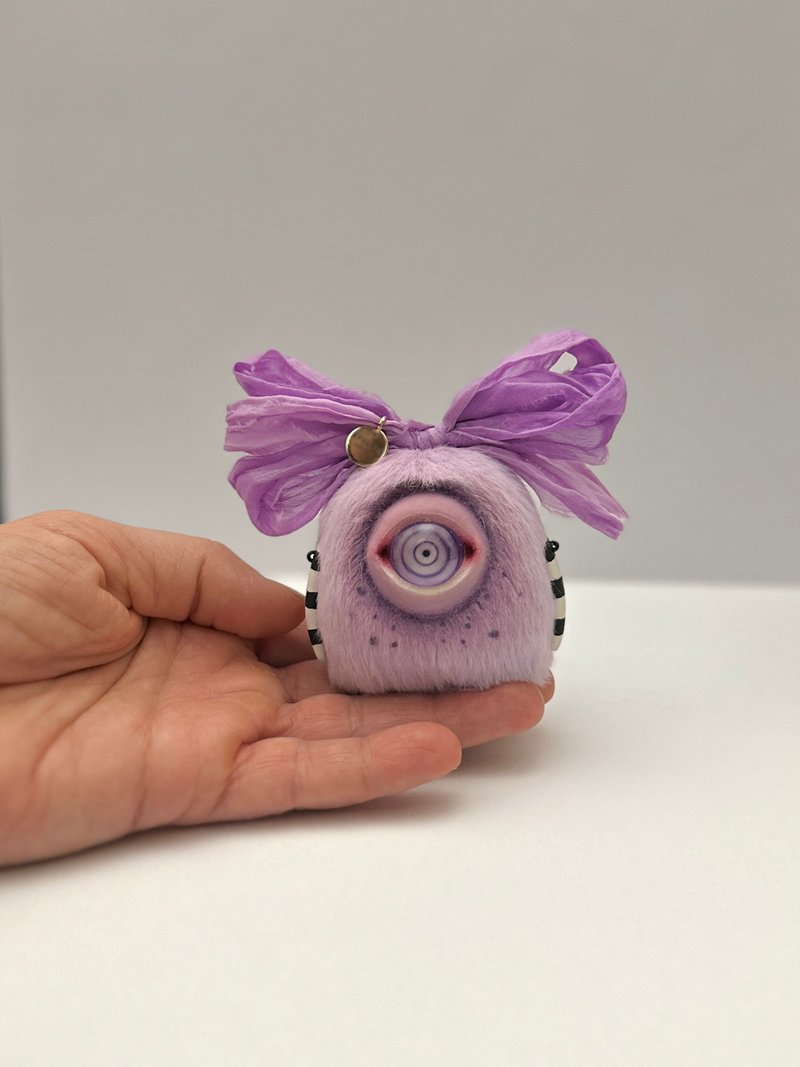 粉彩色调独眼巨人迷你娃娃搭配丝绸蝴蝶结 — 手工柔软艺术玩具，微小伴侣 - 玩偶/公仔 - 其他材质 紫色