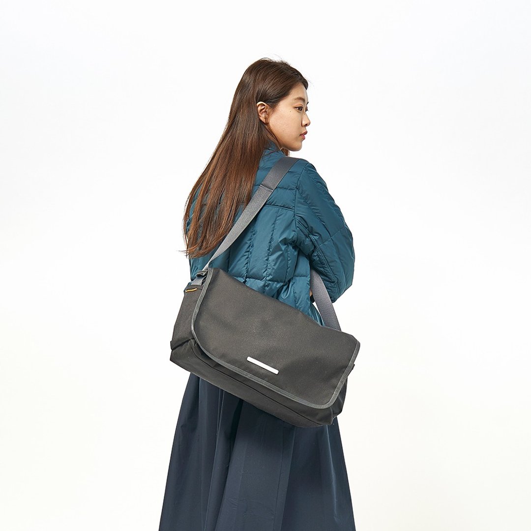 RAWROW-广场系列-肩/侧背邮差包(大/37x22cm)-墨黑-RMS600BK - 侧背包/斜挎包 - 尼龙 黑色