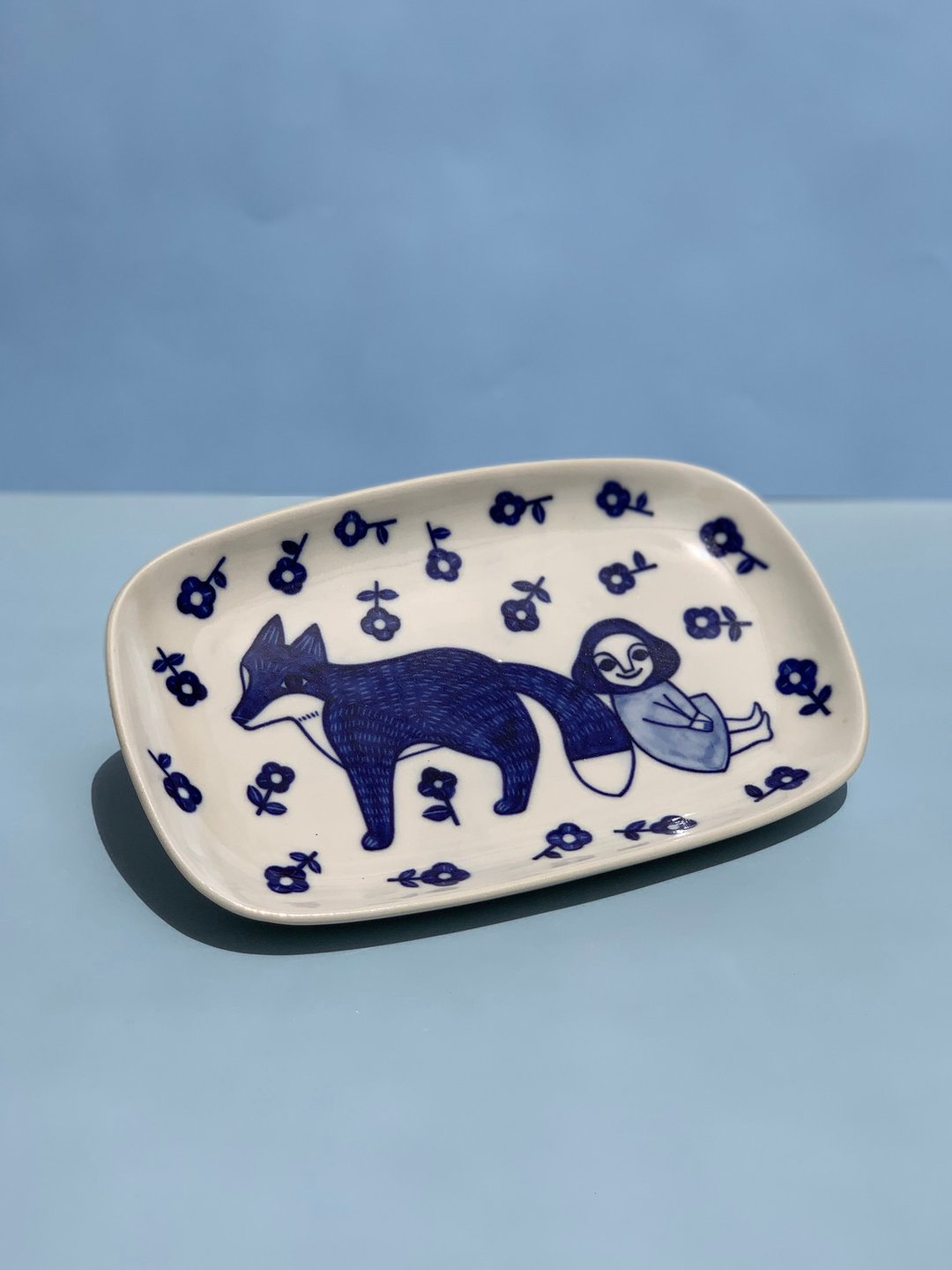 A Girl with Fox (L) l ceramics l May&Clay Ceramics Studio - 盘子/餐盘/盘架 - 陶 蓝色