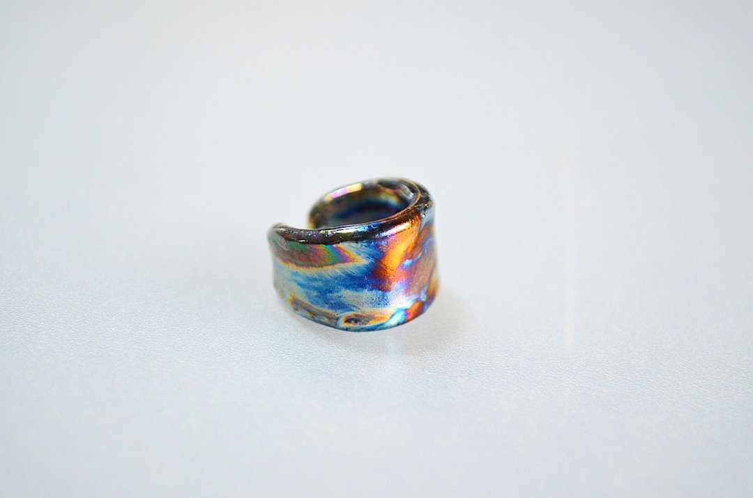 titanium ear cuff・钛金属耳骨夹・虹彩・内径约 11 毫米 - 耳环/耳夹 - 其他金属 银色