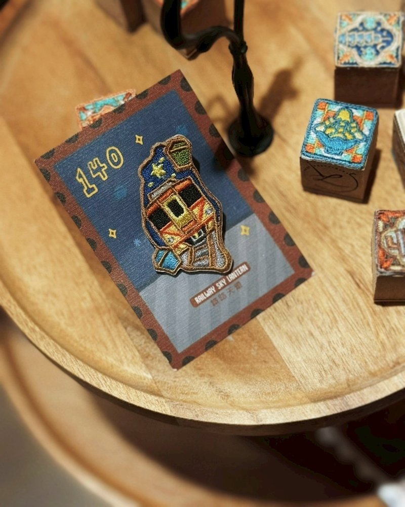 刺绣烫贴/别针 | 台湾地形 - 铁路天灯 Littdlework - 徽章/别针 - 绣线 多色