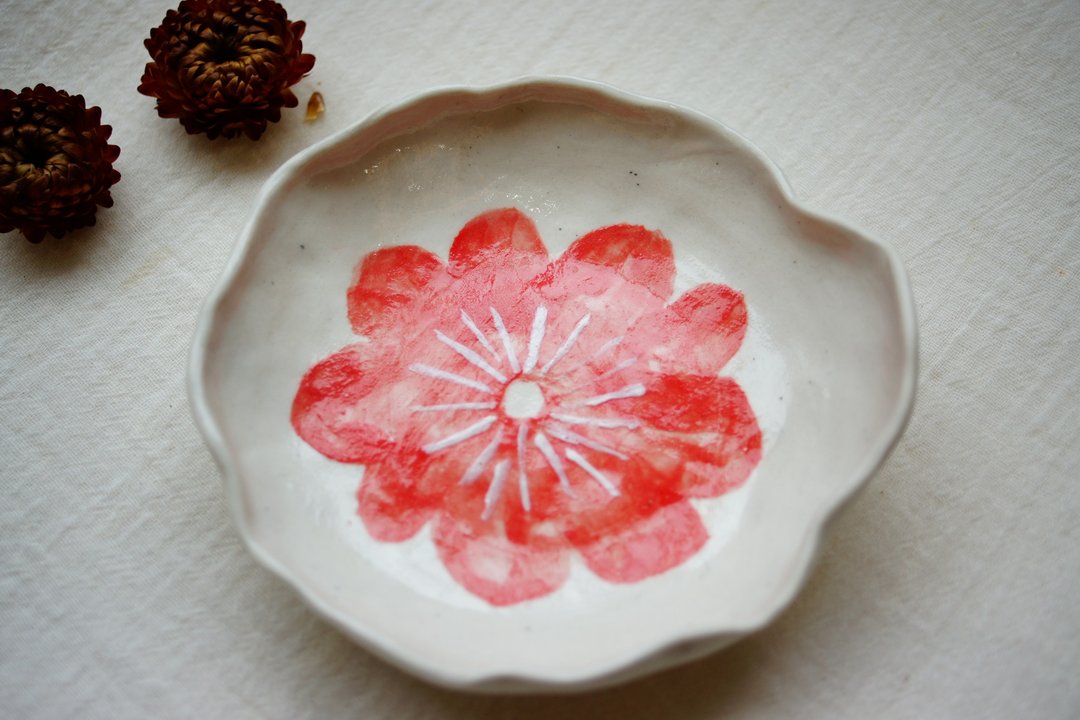 手捏粉引 红花皿 Ø12cm 圆皿 碟子 水果盘 盘子 点心盘 - 盘子/餐盘/盘架 - 陶 多色