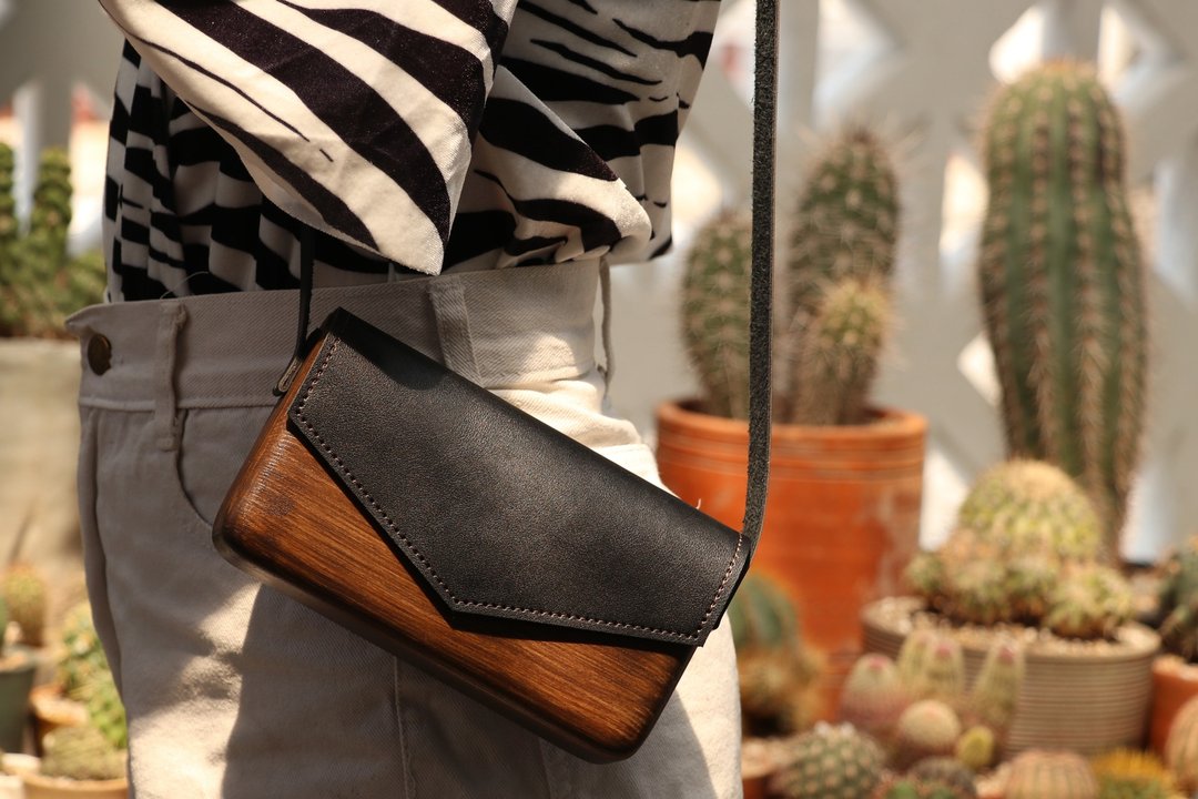 BLACK Simple wooden cross body bag - 手提包/手提袋 - 木头 黑色