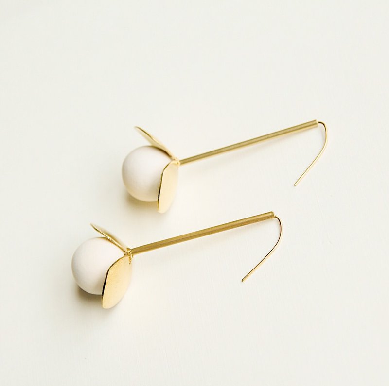 双叶黄铜木球果实耳环 - 耳环/耳夹 - 铜/黄铜 金色
