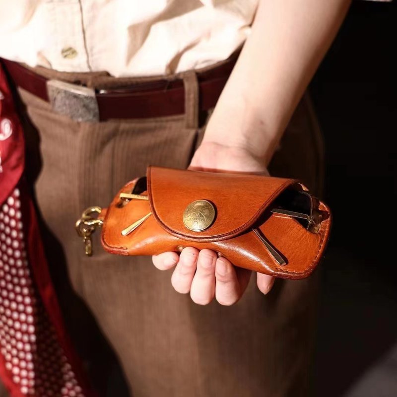 植鞣牛皮眼鏡盒 美式復古便攜掛脖式 真皮太陽鏡墨鏡收納盒 礼物 - 眼镜盒/眼镜布 - 真皮 