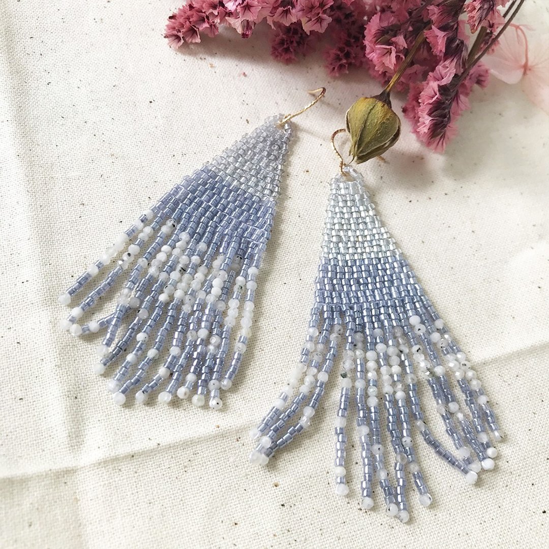 Handwoven fringe earrings - 耳环/耳夹 - 水晶 蓝色
