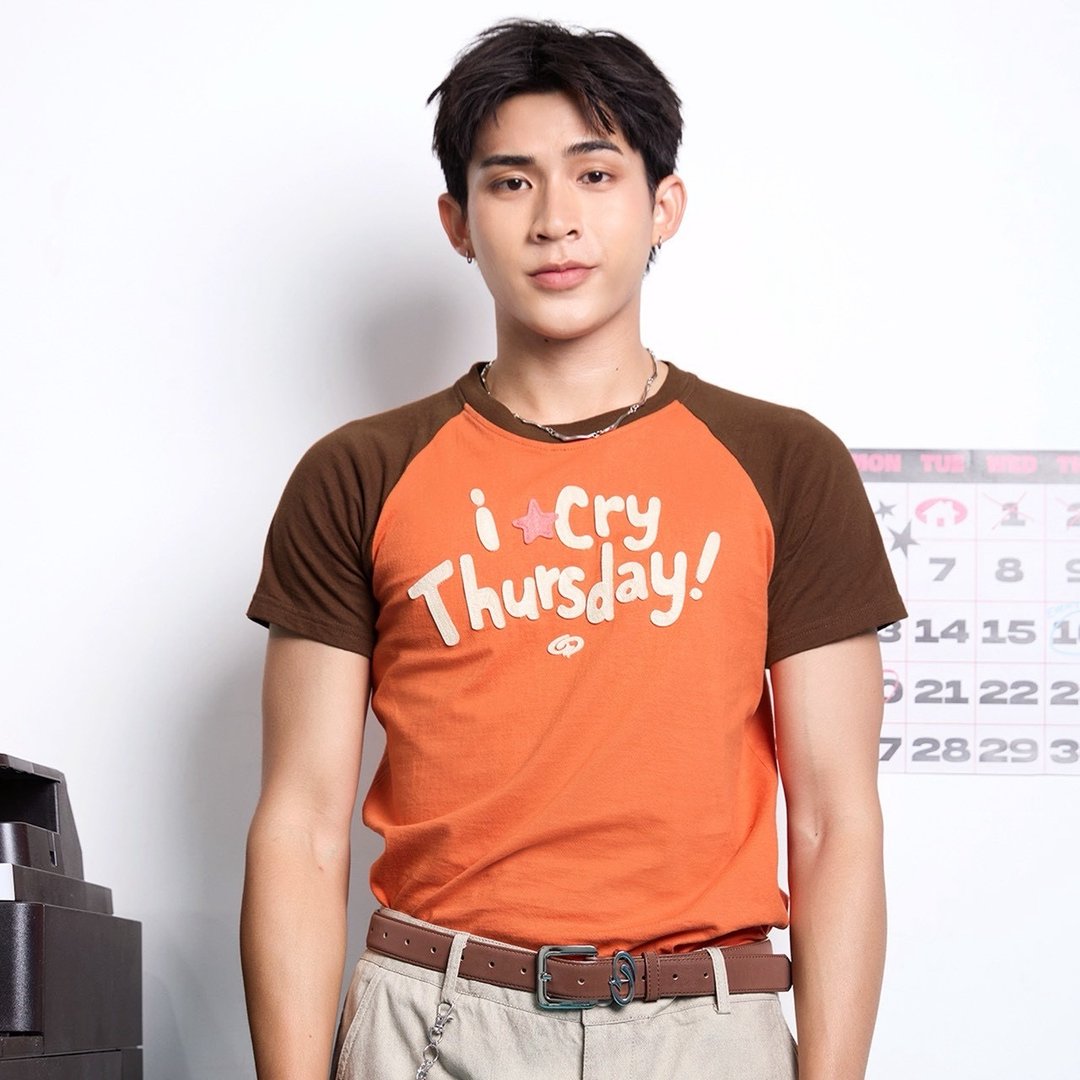 DADDYCLUB | I Cry Thursday 橙色拼接圆领长袖 T 恤，帅气有型 - 女装 T 恤 - 其他材质 