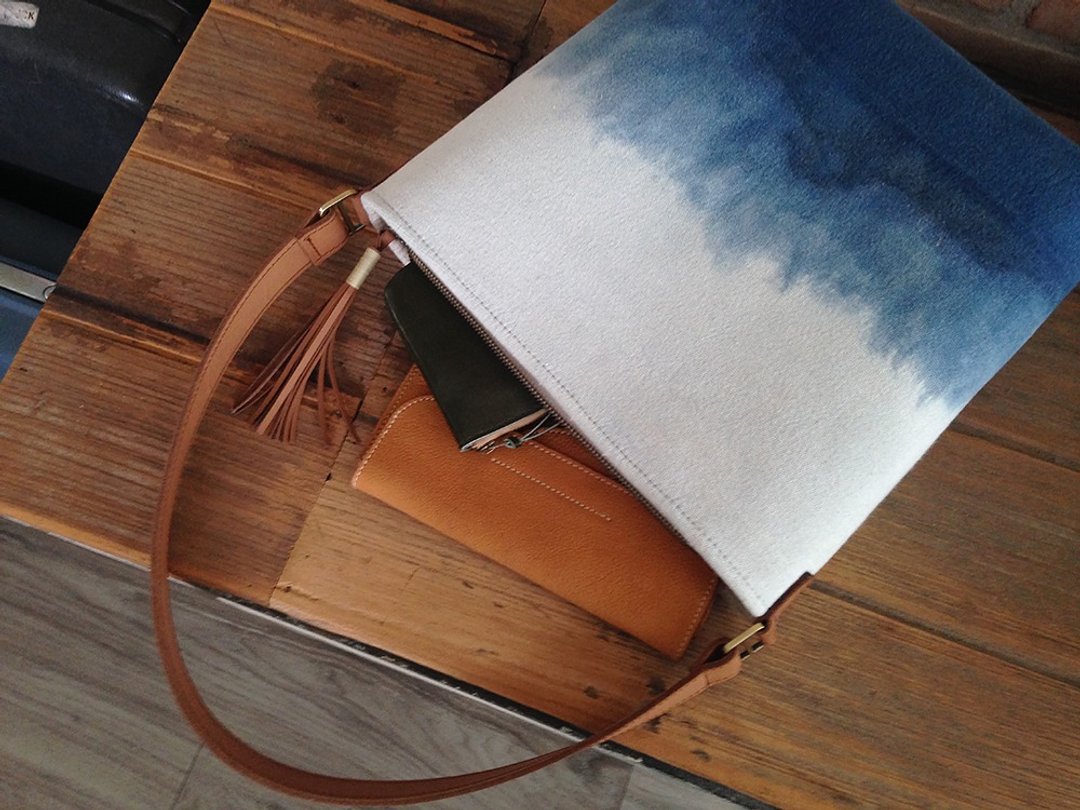 Indigo dyed 'Linna' linen shoulder bag - 侧背包/斜挎包 - 棉 蓝色