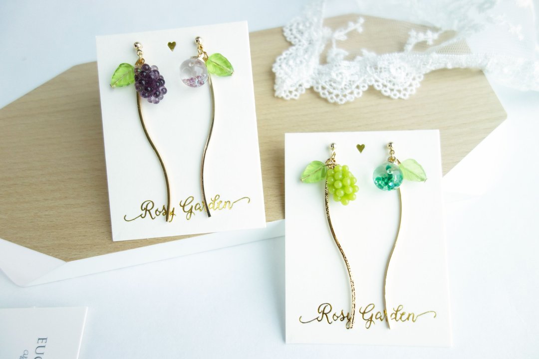 Rosy Garden 夏日水果 葡萄不对称流沙水晶球长款耳环 可换耳夹 - 耳环/耳夹 - 玻璃 紫色