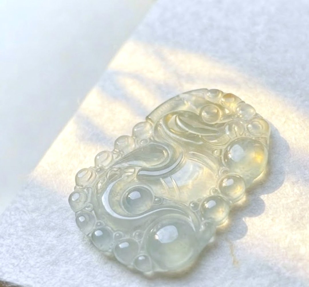 放光玻璃种飘黄翡翡翠怀古龙牌 | 天然缅甸玉A货翡翠 | 送礼 - 吊饰 - 玉石 透明