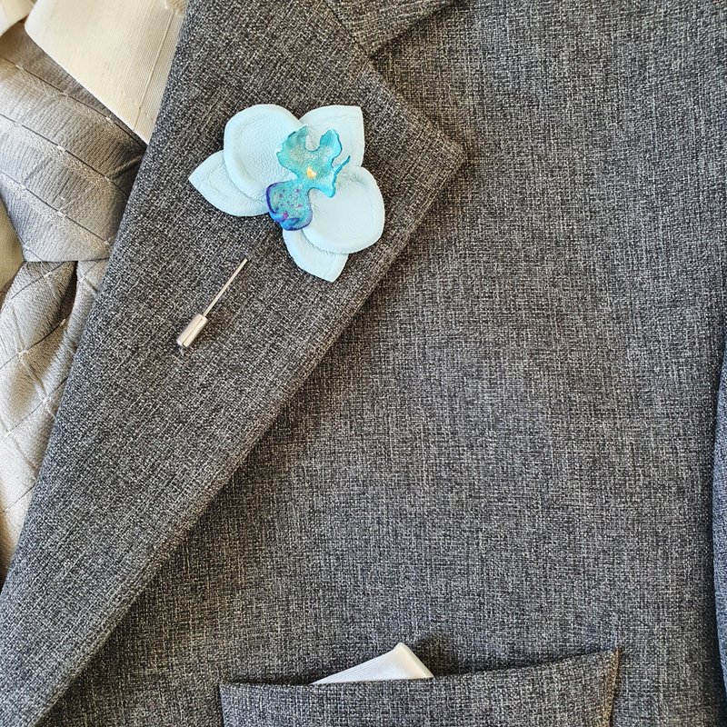 Men's lapel pin sky blue orchid Leather boutonniere 3rd wedding anniversary gift - 胸针 - 真皮 蓝色