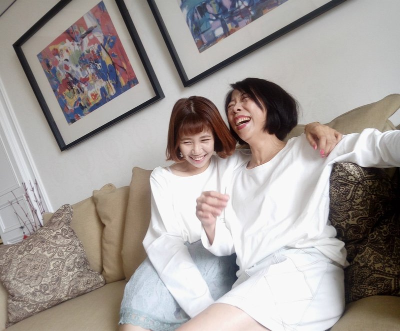 只要有你在身边 落肩宽松后弧形设计上衣-白 | 100%有机棉 | 母女装 情侣装 姐妹装 闺密 韩风 修身 舒适 宽松 长袖 质感 - 中性连帽卫衣/T 恤 - 棉．麻 白色