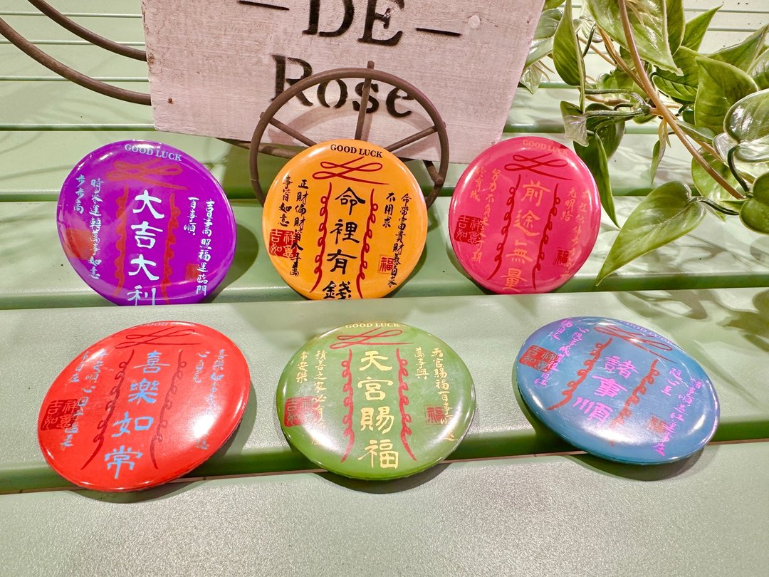 SHERRIE_ 护身符徽章六入一组 符咒徽章 平安徽章 胸章 - 徽章/别针 - 其他材质 多色