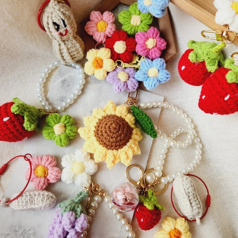 手机挂链 编织小物吊饰 毛线花 向日葵 康乃馨 好事花生 草莓 - 吊饰 - 棉．麻 