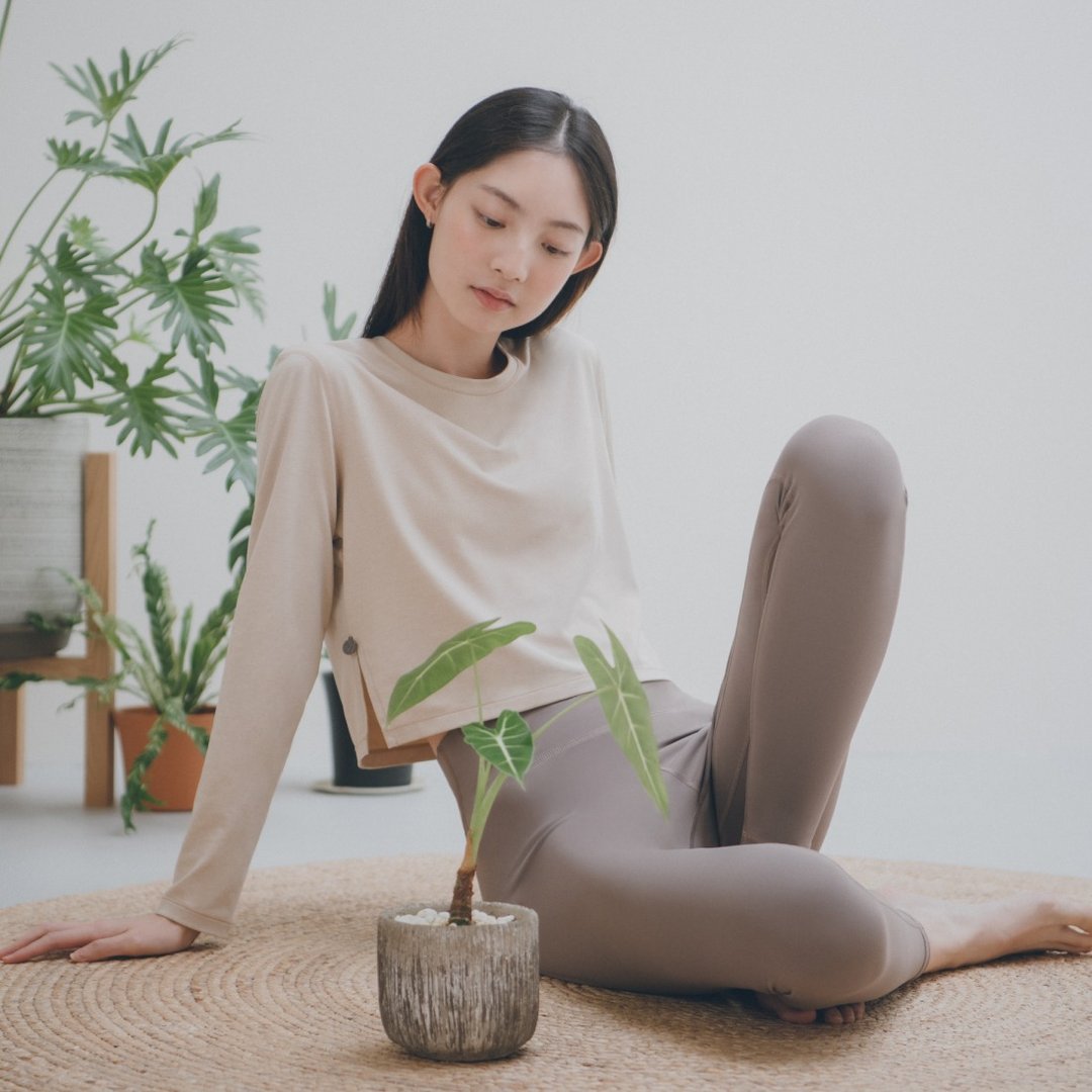 【MACACA】温柔的支持长T - AHA3852 沐光沙 - 女装运动衣 - 聚酯纤维 卡其色