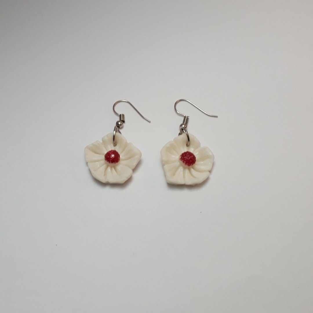 White flower Earring Handmade Air Dry Clay Eco Friendly Stainless Wire Hook - 耳环/耳夹 - 粘土 白色