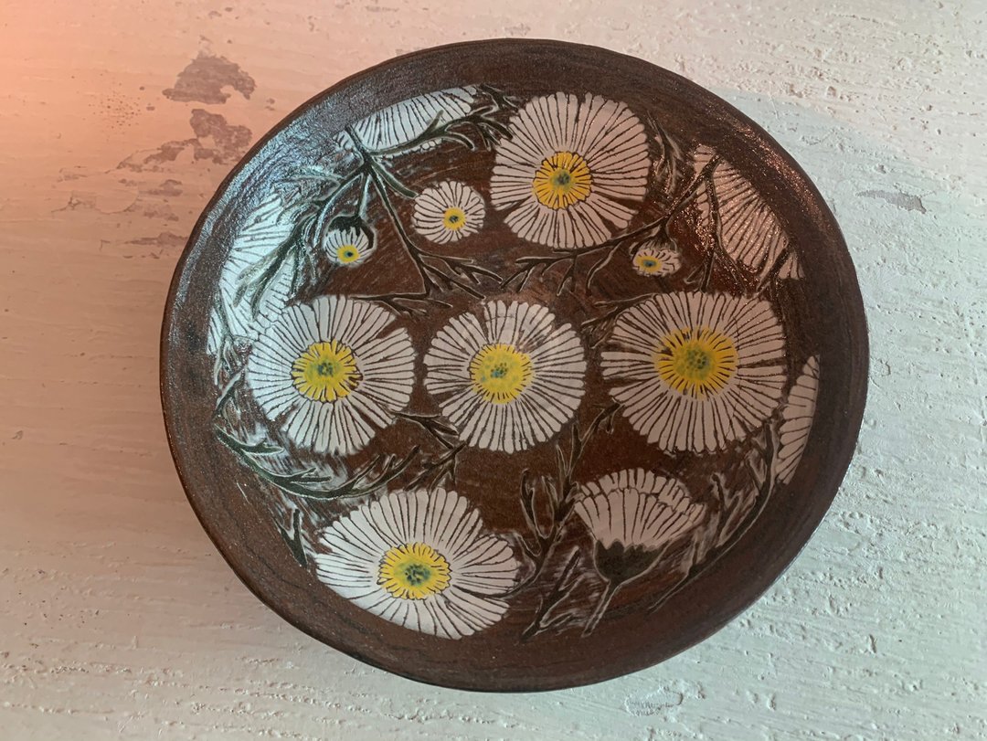洋甘菊刻画陶制圆盘_陶器餐盘 - 盘子/餐盘/盘架 - 陶 咖啡色