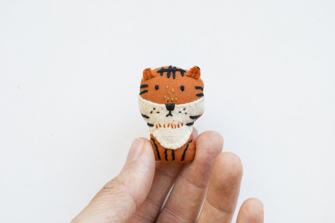 老虎胸針 Tiger mini brooch pin - 胸针 - 棉 橘色