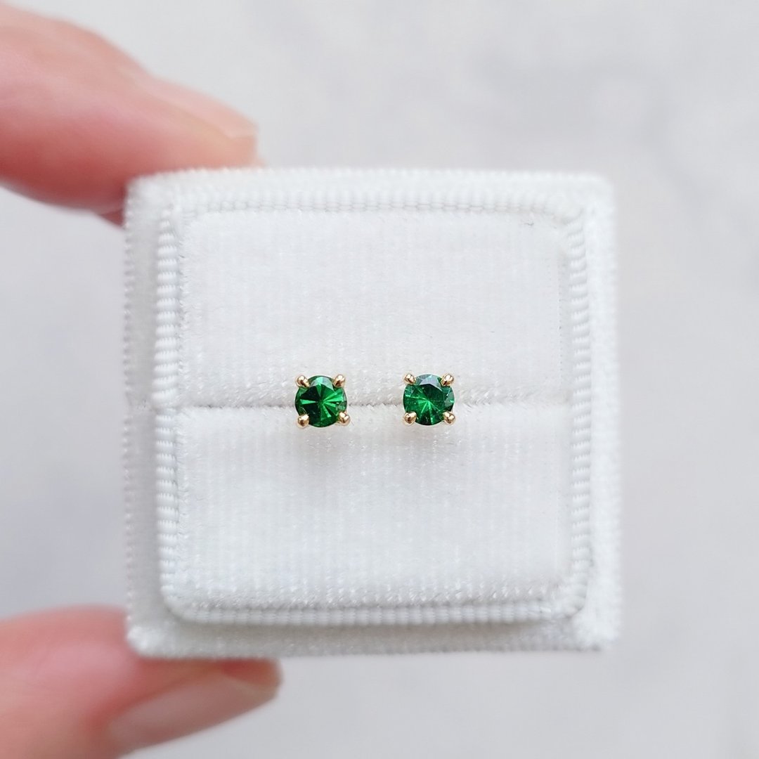 限量现货 - 沙弗莱石 四爪镶 纯 18K 黄金耳钉 祖母绿色 0.438ct - 耳环/耳夹 - 宝石 绿色