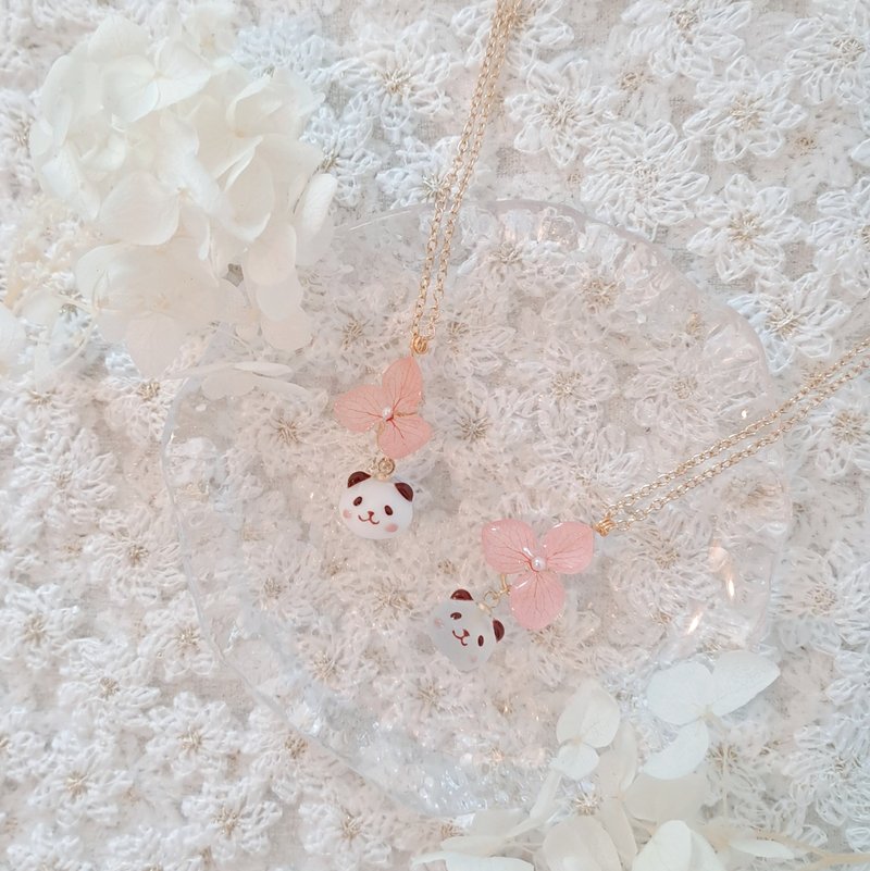 原创 Mellow Rose 玫瑰柔粉色绣球永生花熊猫颈链磨砂半透/雾面白色 - 项链 - 树脂 粉红色