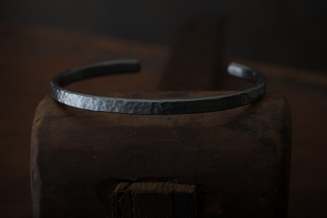 锤目海浪/树纹手环 炭墨黑 Oxidized Hammered Head Bangle - 手链/手环 - 纯银 黑色