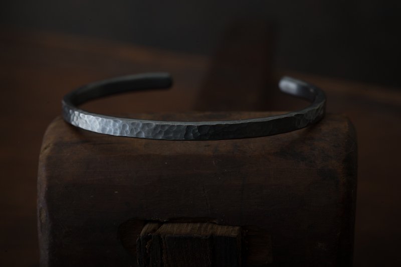 锤目海浪/树纹手环 炭墨黑 Oxidized Hammered Head Bangle - 手链/手环 - 纯银 黑色
