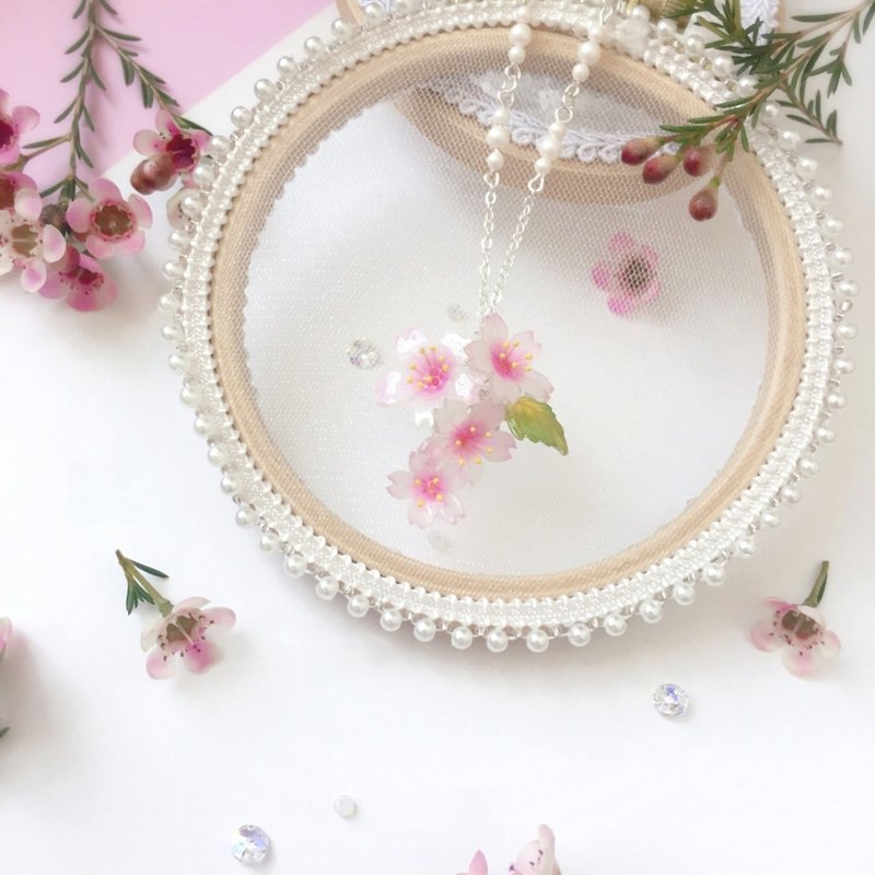 优雅白樱水滴形花圃叶子水晶珍珠颈链 项链 <手绘樱花限定款> - 颈链 - 树脂 白色