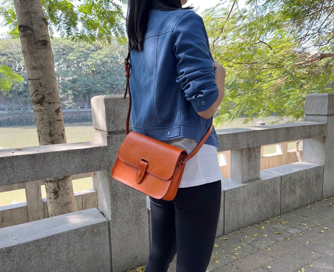 手作經典馬鞍包 原創復古郵差包 植鞣牛皮小方包 女士斜挎包 免費 - 侧背包/斜挎包 - 真皮 