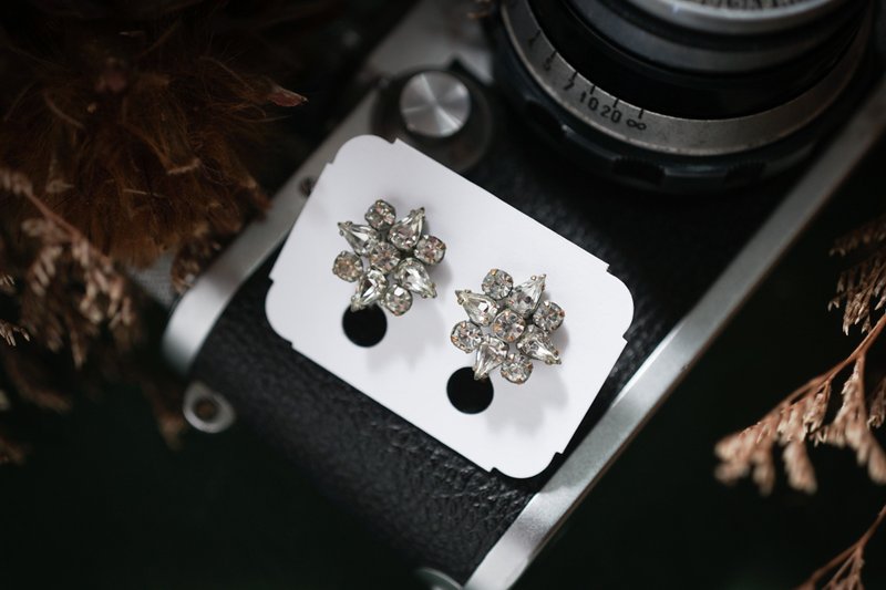 【老饰品/西洋老件】VINTAGE花型莱茵石古着夹式耳环 - 耳环/耳夹 - 其他金属 银色