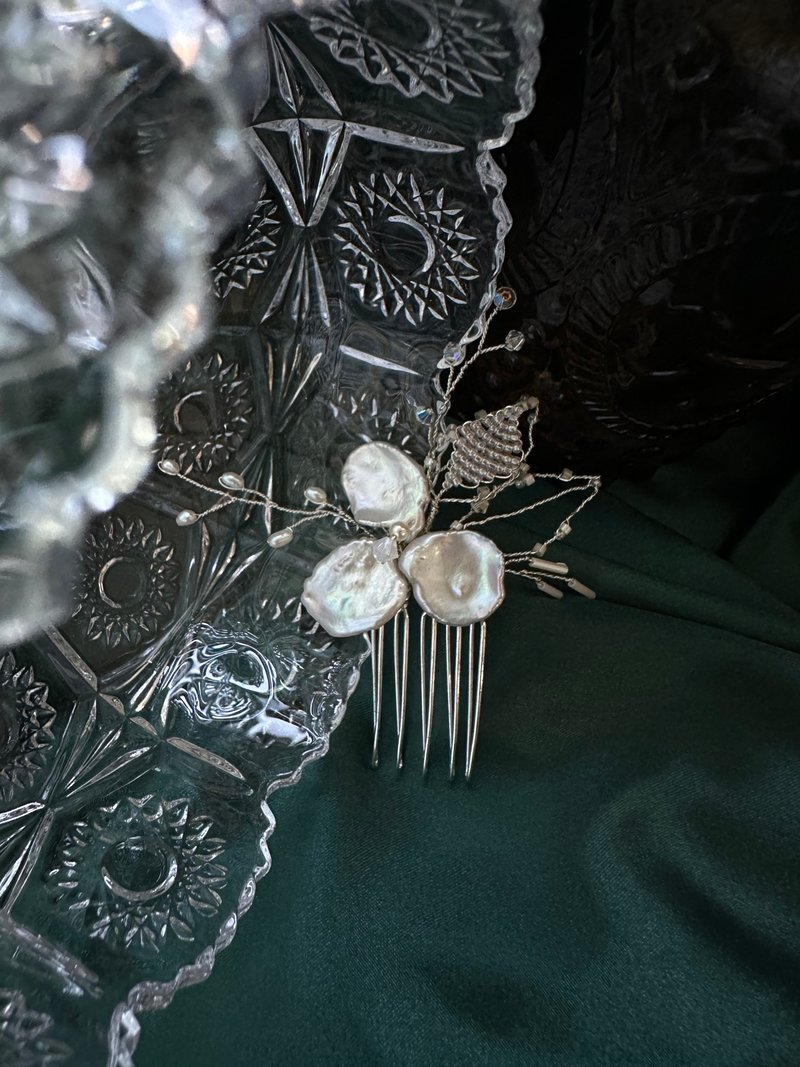 Laris - 天然淡水珍珠三瓣花发梳 - 发饰 - 珍珠 银色