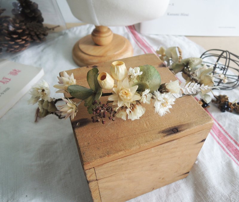 微甜·圈 手作 精灵女孩 古典蓝绣球 米香 英国白梅 尤加利果 羊齿叶 干燥花 花冠儿 花环 婚摄 道具 孕妇写真 台南东区自取 - 发饰 - 植物．花 白色