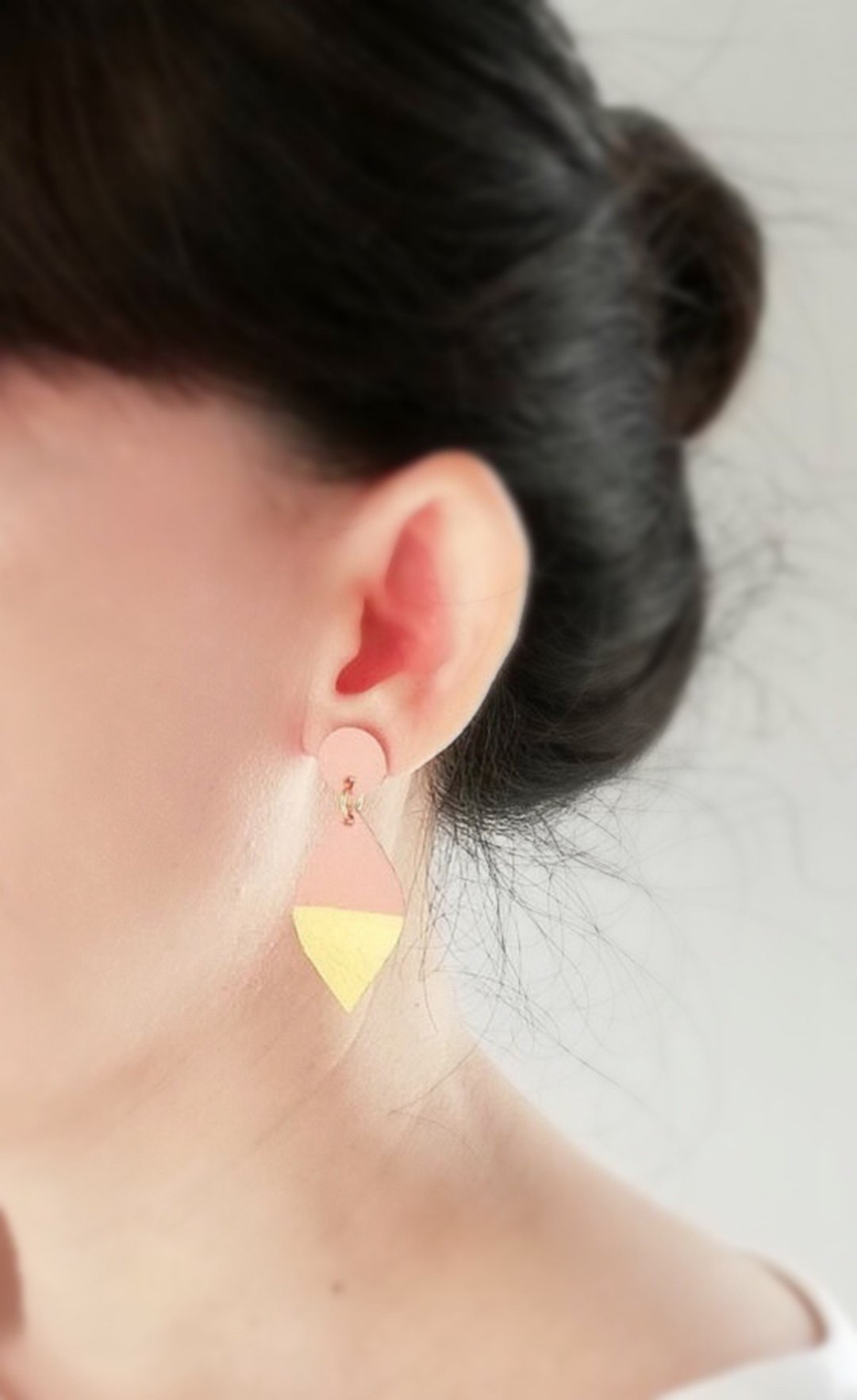 Handmade leather earring orange and gold color - 耳环/耳夹 - 真皮 粉红色