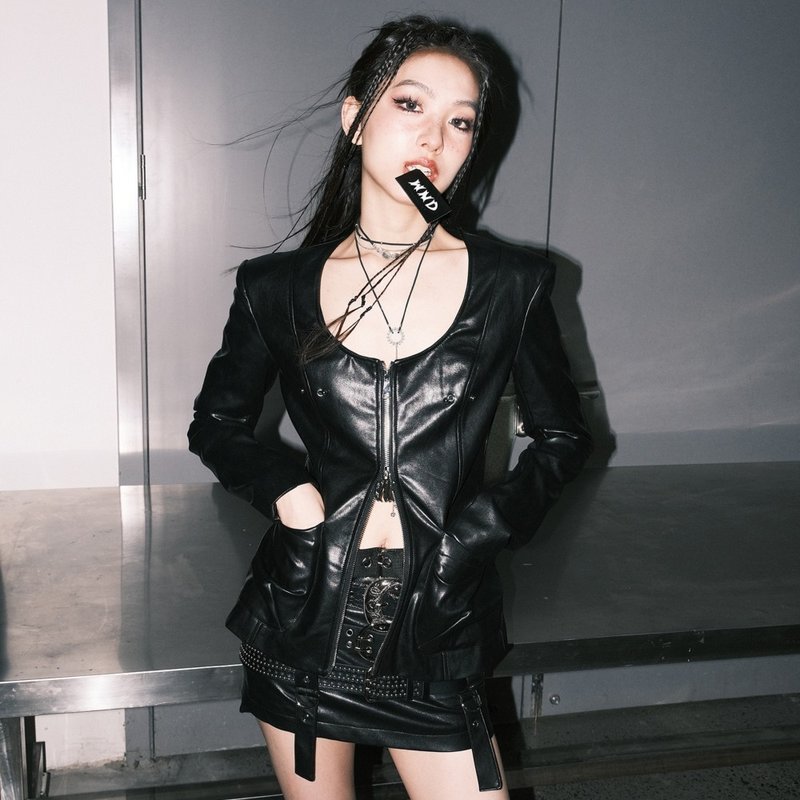 【鉚釘重工修身短款】皮衣夾克外套 - 女装上衣 - 聚酯纤维 黑色