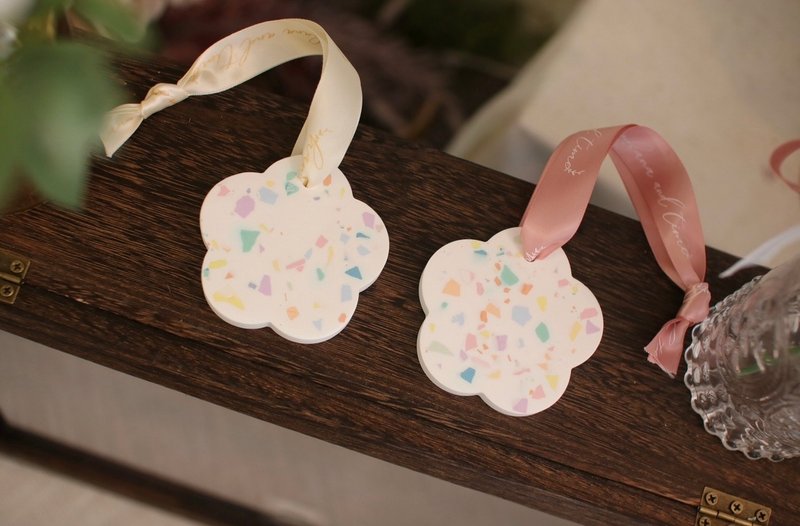 手工水磨石花花香氛挂牌 - 香薰/精油/线香 - 其他材质 白色