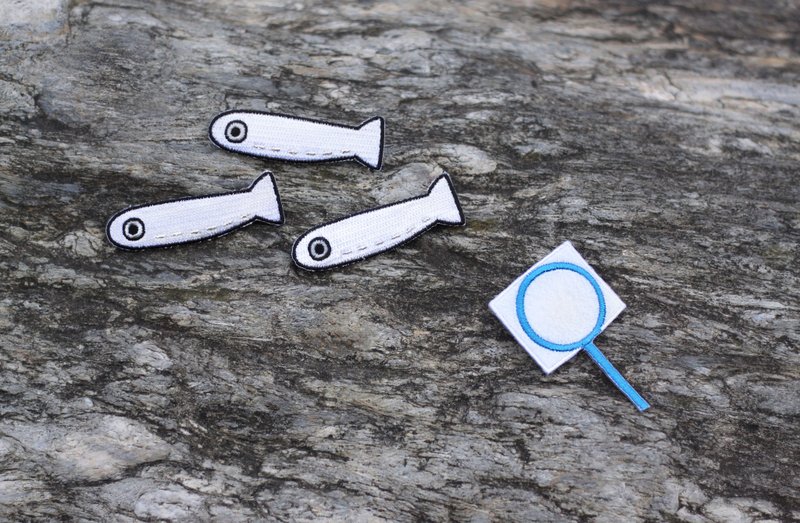 一网打尽 组合（一个捞鱼网+一只吻仔鱼/刺绣别针） - 胸针 - 纸 白色