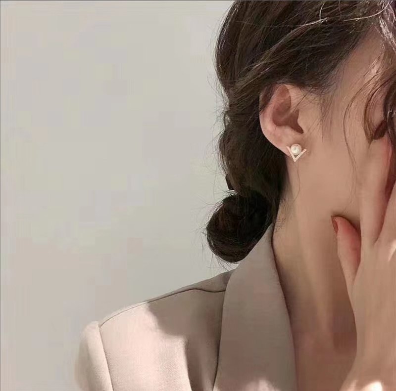 V字天然淡水珍珠简约耳环 - 耳环/耳夹 - 珍珠 白色