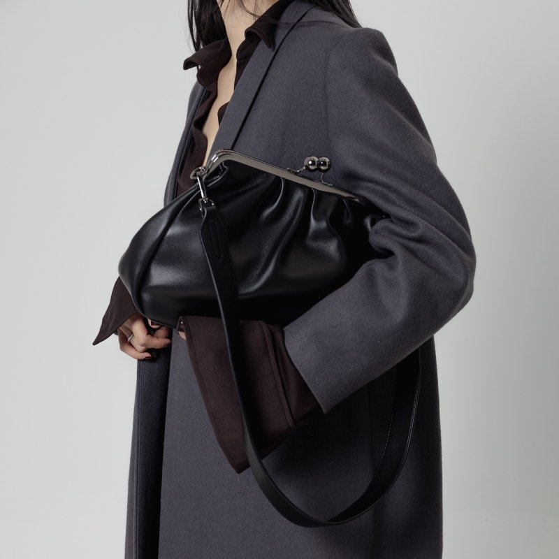 現貨再次販售 黑色 大點兒才夠味 壓褶皺感夾子包 單肩斜背口金 - 侧背包/斜挎包 - 人造皮革 黑色