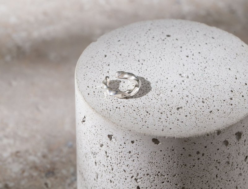 流水纯银耳扣 Flow Silver EarCuff - 耳环/耳夹 - 纯银 银色