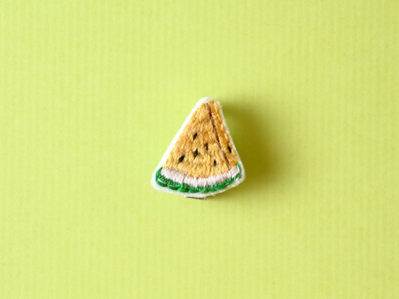 迷你手工刺绣胸针/别针    一片小玉西瓜 - 胸针 - 绣线 黄色