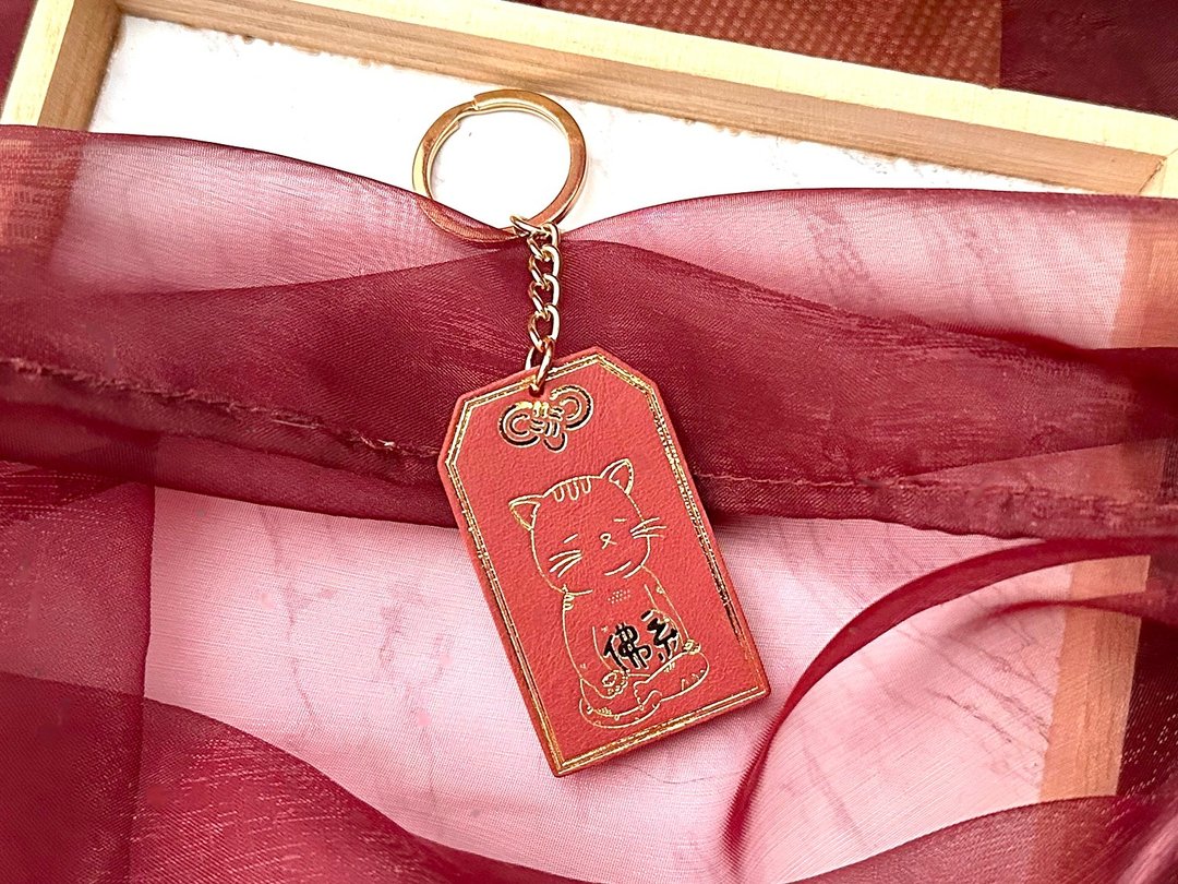 #成品制造 佛系/躺平猫咪小御守吊饰 日式 omamori 手工 手机挂饰 - 钥匙链/钥匙包 - 真皮 红色