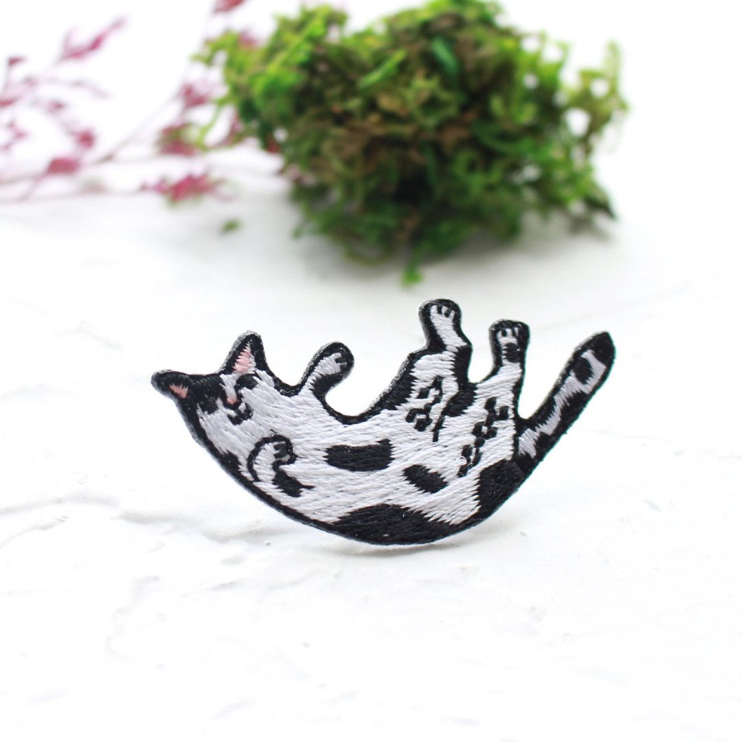 乳牛猫 刺绣别针 / 贴布 I 故事_飞猫 - 胸针 - 绣线 灰色