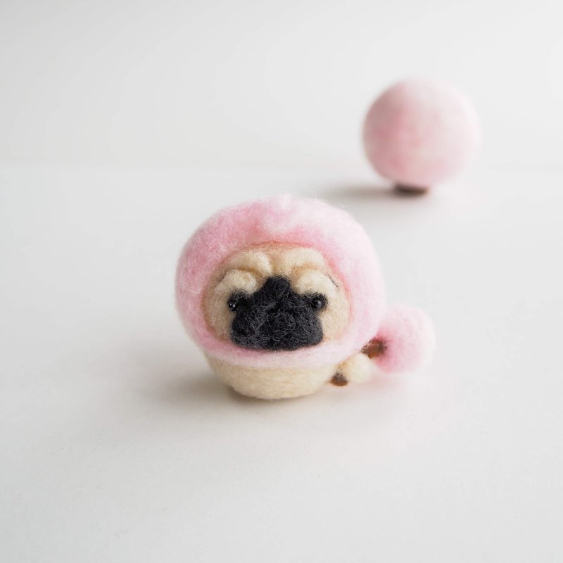 Cherry Blossom Tree with Mayu Pug (Fawn, Black) Wool Felt - 摆饰 - 其他人造纤维 粉红色