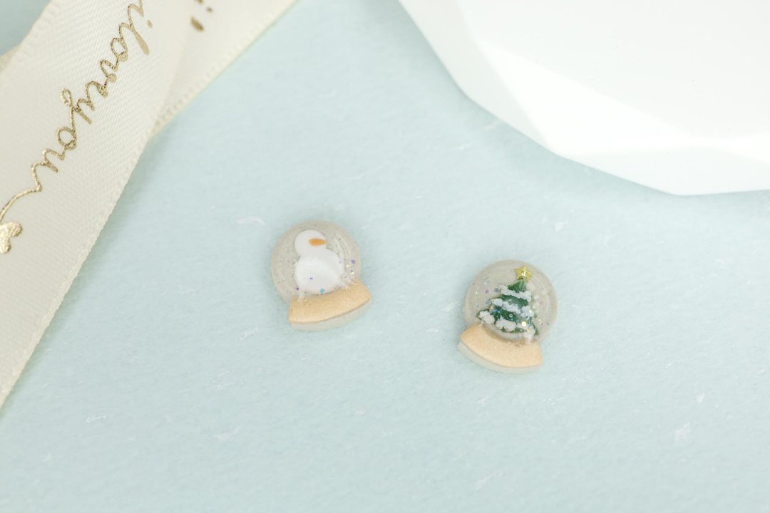【手工软陶】小雪人 圣诞树 迷你雪粉水晶球 耳针耳夹 - 耳环/耳夹 - 陶 白色