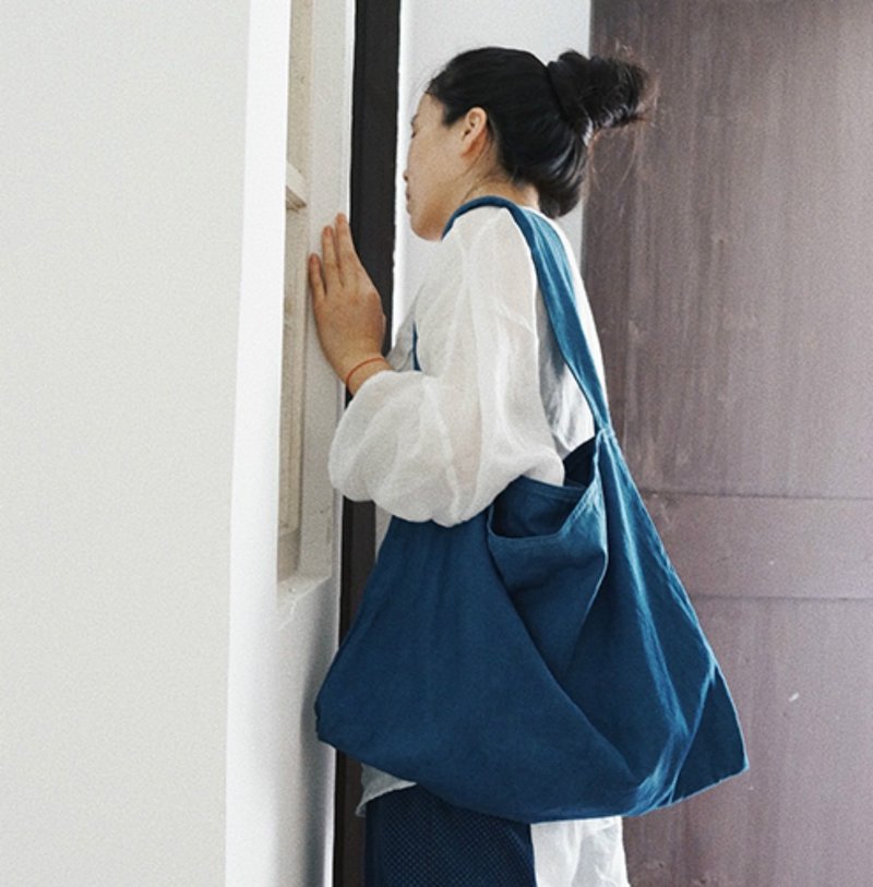 限量 植物藍染indido環保草木染寬肩帶斜背包 大容量托特包購物袋 - 侧背包/斜挎包 - 棉．麻 蓝色
