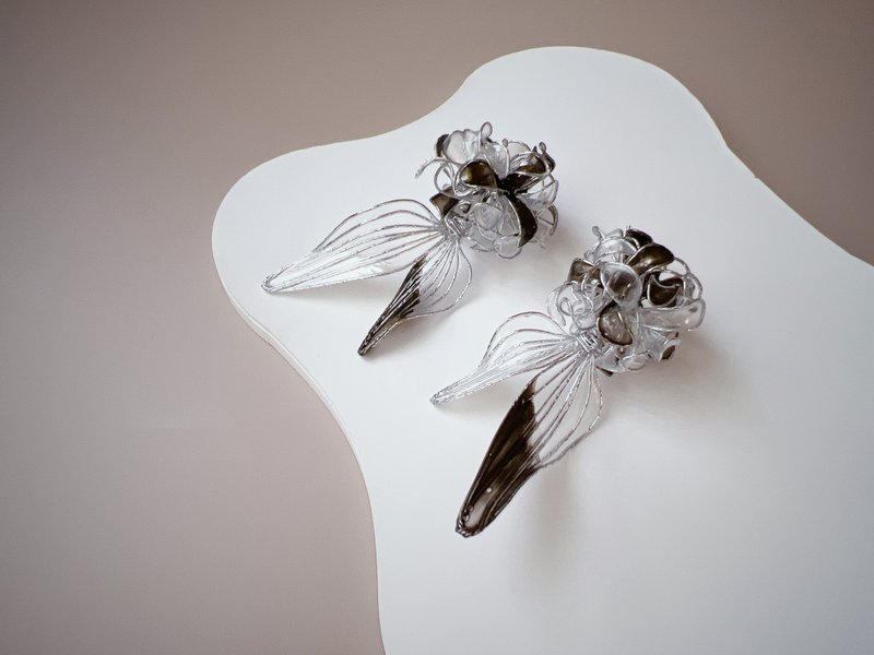 漫游 黑白 鱼儿垂坠式树脂耳环 - 耳环/耳夹 - 树脂 黑色