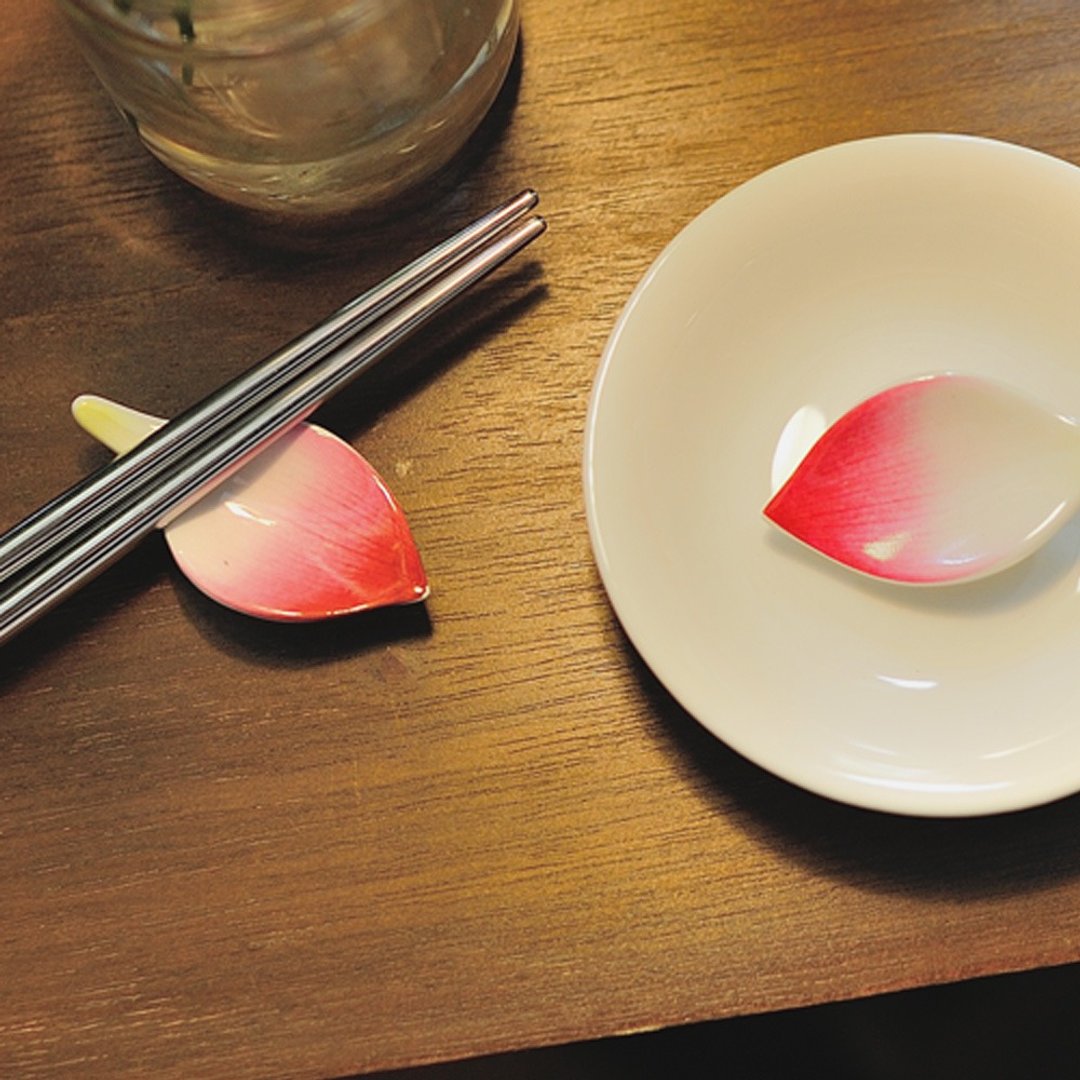 花见案前 拈花碟架组+一对随身筷 食具组合 - 筷子/筷架 - 瓷 红色