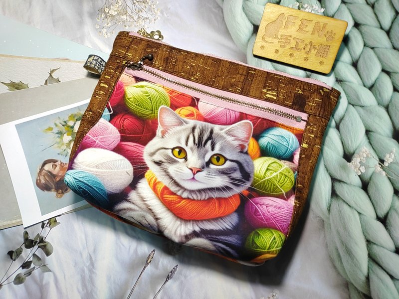 袋物系列-设计款薄棉布料-毛线猫咪大图款万用袋-化妆包-大小章袋 - 化妆包/杂物包 - 棉．麻 