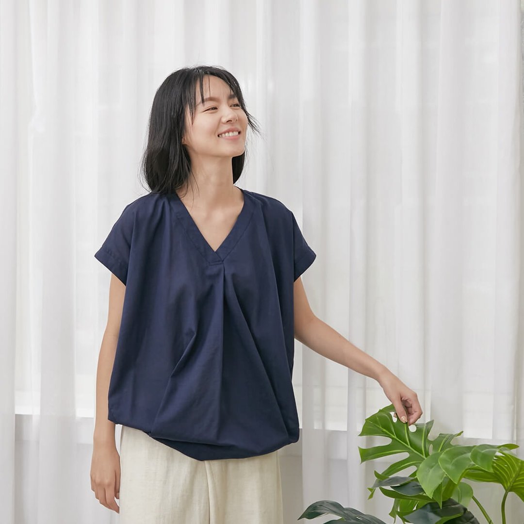 Vera V領落肩寬袖棉質上衣/深藍 - 女装上衣 - 棉 蓝色