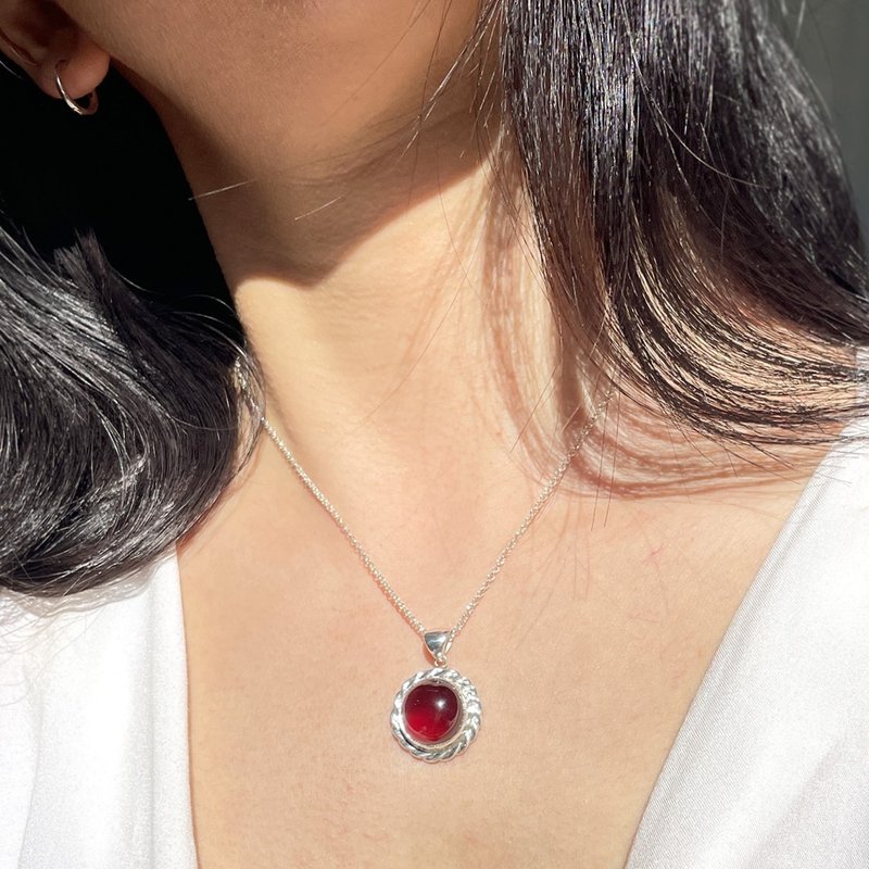 麻花红石榴 背面爱心 一月诞生石 含银链 纯银手工项链 - 项链 - 宝石 红色