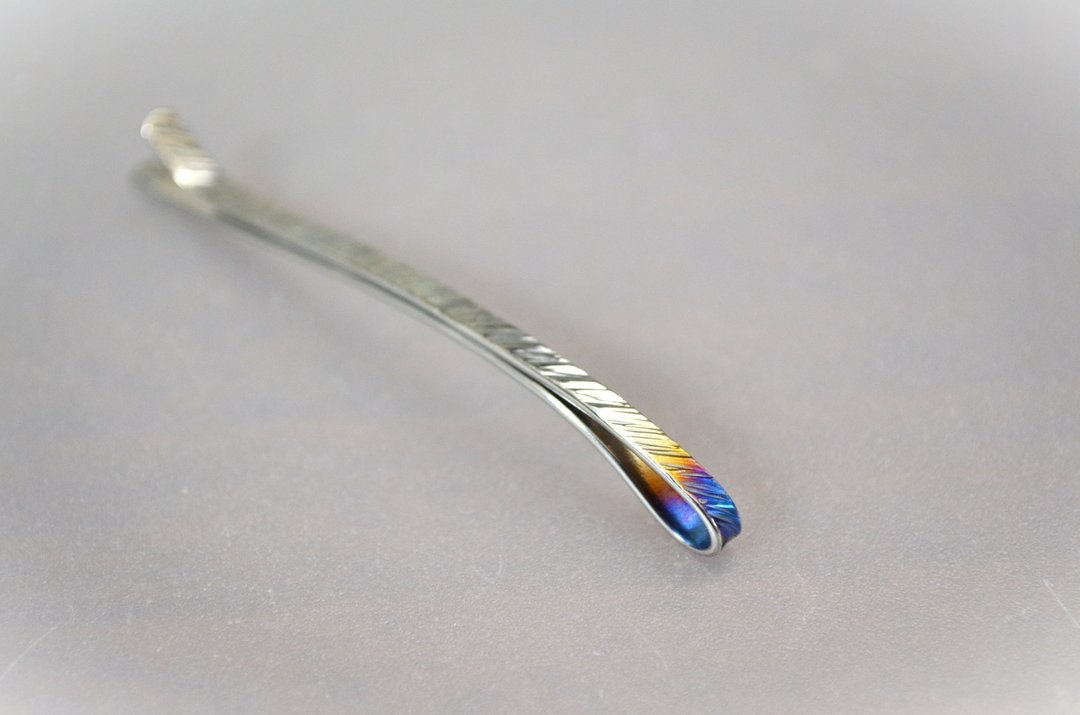 Titanium hairpin・纯钛发簪・简约捶打纹・尾端蓝B6.6cm - 发饰 - 其他金属 银色